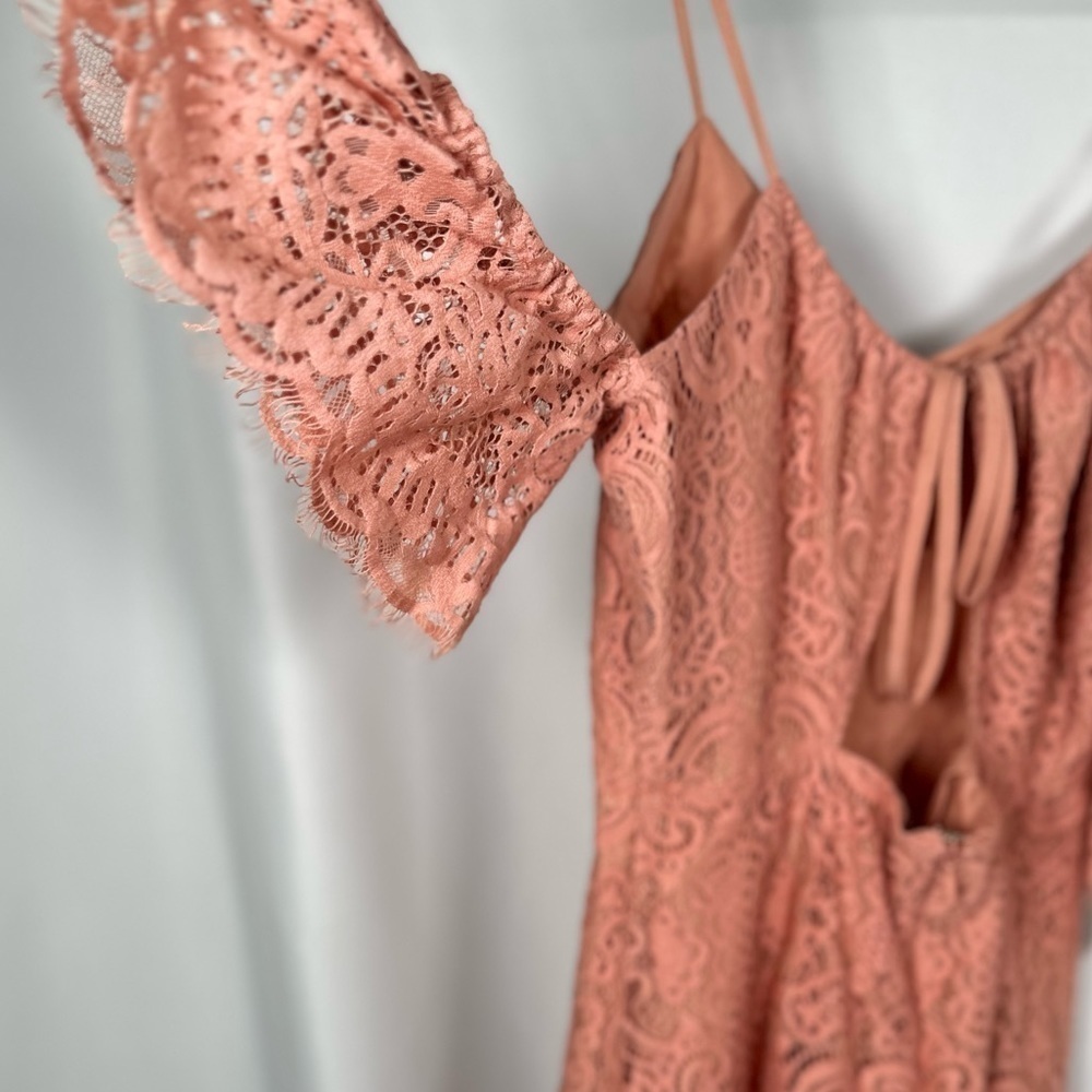 π
½π
΄π BB Dakota Lace Cold Shoulder Dress in Misty Rose, Size 4 - Picture 8 of 17